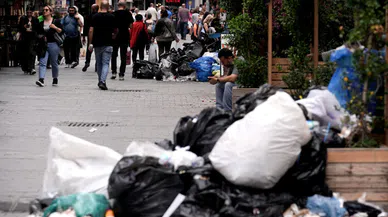 İzmir'de grev krizi: Çöpler birikti, esnaf isyan etti