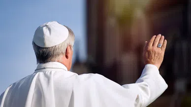 Vatikan’da beyaz duman yükseldi: Yeni papa seçildi