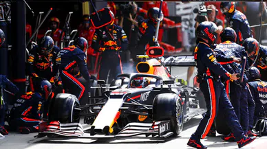 En son 2023'te yenilenen, Formula 1'de "pit stop" yapan bir aracın dört lastiğinin çıkarılıp takılması rekoru kaç saniye