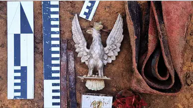 Nazilerden saklanan Polonya sancağı ve arması bulundu