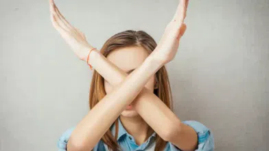 Neden "Hayır" diyemiyoruz? Psikolojik kökenleri ve görünmez prangalarımız!