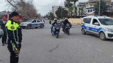 32 yıllık göreve duygusal veda: Trafik polisine motosikletli sürpriz