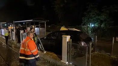 Eskişehir'de korkutan kaza: Kontrolden çıkan otomobil tramvay durağına girdi