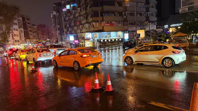 Başkentte akşam saatlerinde aniden bastıran yağış trafiği felç etti