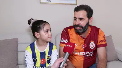Tribünlerin en tatlı rekabeti: Galatasaraylı babanın yanında Fenerbahçe formasıyla derbi heyecanı
