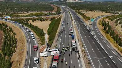 Manisa'da kara yolunda büyük trajedi: Tur otobüsü ile TIR çarpıştı