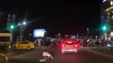 Eminönü'nde korku dolu anlar: Çarptığı yayayı arkasına bile bakmadan bırakıp kaçtı