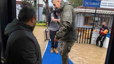 Karasu'da sel kabusu: 700 öğrenci yurtlarından tahliye edilerek evlerine gönderildi
