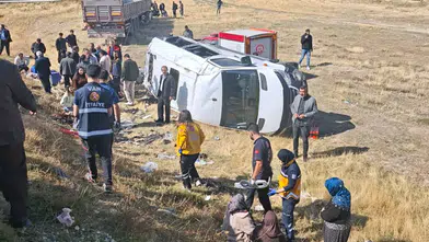 Van'da dehşet anları: Şarampole yuvarlanan minibüsten 11 yaralı çıktı