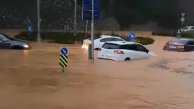 Beykoz'da aniden bastıran sağanak sürücülere zor anlar yaşattı: Araçlar sulara gömüldü