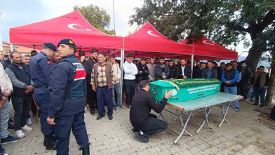 Soma'daki acı veda: Genç madenci İvrindi'de toprağa verildi