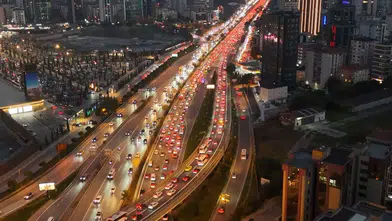 Megakentte mesai bitimiyle kilitlenen yollar havadan görüntülendi