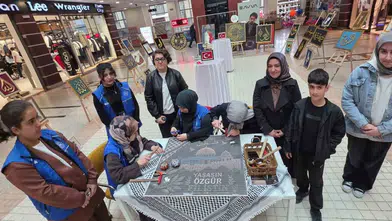 Tatvanlı gençlerin çivilerle kurduğu Filistin köprüsü
