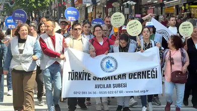 Avcılar sokaklarında engelleri aşan yürüyüş