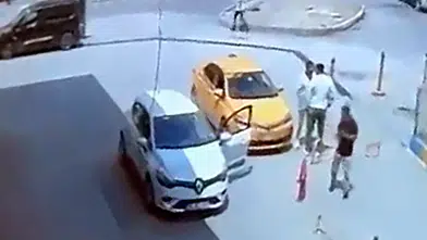 Adana'da trafikte dehşet anları bir taksici bıçaklandı
