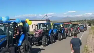 Siirt'te düğün konvoyunun yıldızı lüks araçlar değil traktörler oldu