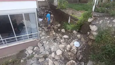 Amasya’da şiddetli yağış apartman duvarını yıktı