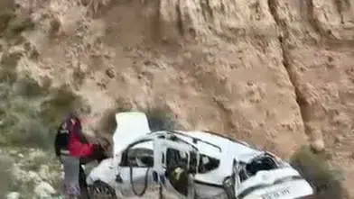 Kars'ta 300 metrelik uçuruma yuvarlanan araçtan son anda atladılar