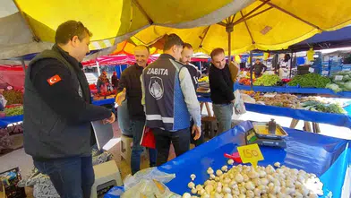 Mudurnu pazarında zabıta terazi ve etiket kontrolü yaptı