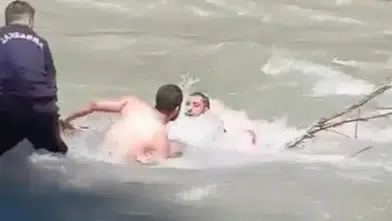 Pozantı’da serinlemek isteyen vatandaş çayda mahsur kaldı