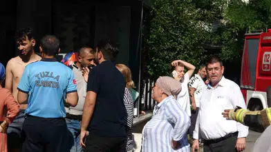 Tuzla’da iki binayı saran yangın mahalleliyi sokağa döktü