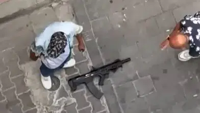 İzmir Konak'ta sokak ortasında silahlı saldırı düzenleyen iki kişi yakalandı