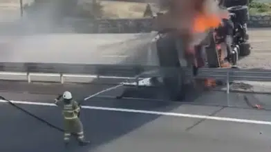 Safranbolu yolunda mıcır yüklü TIR devrilip alev aldı