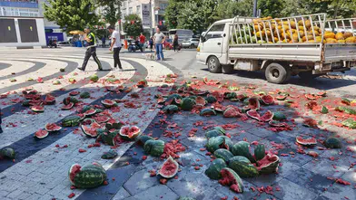 Tekirdağ'da seyyar satıcı belediye önünde karpuzları parçaladı