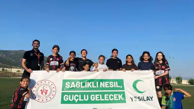 Gençler sahaya indi uyuşturucuya kırmızı kart gösterdi