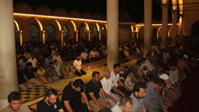 Şanlıurfa'da kandil gecesi camiler doldu, avlulara hasır serildi