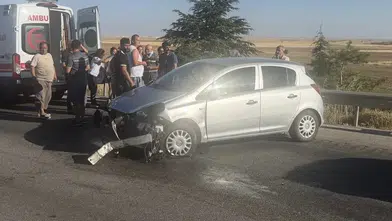 Otomobilin lastiği patladı, bariyerlere çarptı 3 yaralı