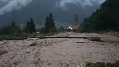 Uzungöl’de sağanak sonrası yol çamurla kapandı, ekipler yeniden açtı