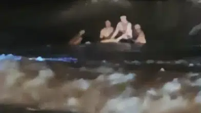 Dalgalara rağmen denize girdi, cankurtaranlar son anda yetişti