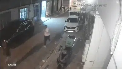 Kadına saldıran şüpheliye engel olan polisleri bıçakladılar, 4 tutuklama