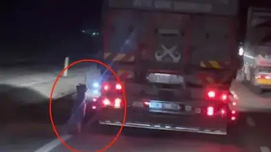 Kamyonetin arkasına bağladığı köpeği kilometrelerce sürükledi