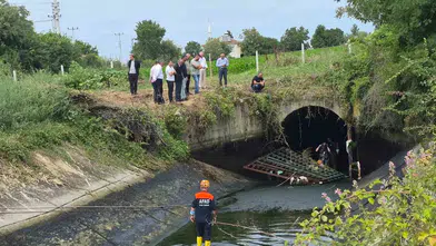 Bafra’da düğün dönüşü facia Otomobil kanala uçtu