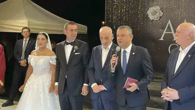 Akyazı'da düğün coşkusu Özgür Özel nikah şahidi oldu