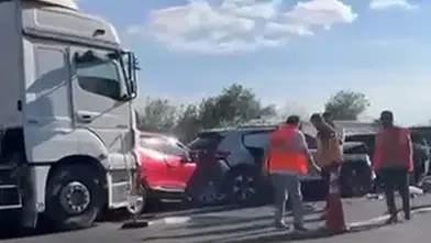 Otoyolda 12 araç birbirine girdi, 6 kişi yaralandı