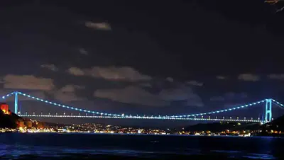 İstanbul Boğazı'nda turkuaz şölen: Köprü özel gün için ışıklandırıldı