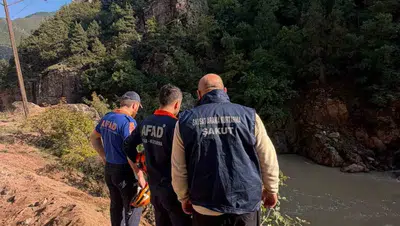 Artvin'de korku dolu anlar: Dereye uçan araçtan sağ çıktı