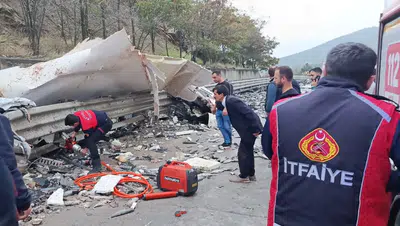 Sinop'ta balık taşıyan kamyon bariyerleri aştı: Bir kişi yaşamını yitirdi