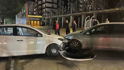 Niğde'de şiddetli çarpışma: Direğe çarpan otomobil park halindeki araca savruldu