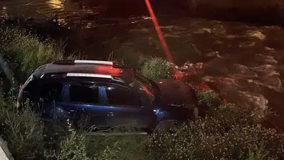 Bursa'da gece yarısı kaza yapan sürücü aracını derede bırakıp kaçtı