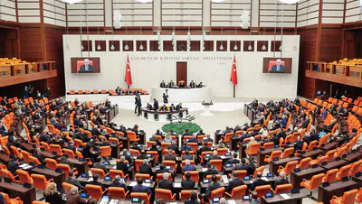 Meclis'te yeterli vekil yok, görüşmeler yarıda kaldı