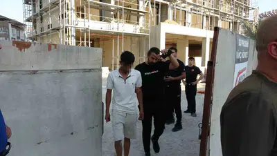 Alacağı yatmayınca 10 katlı inşaata çıktı, dekont gelince indi