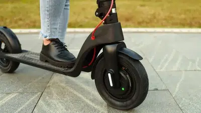 Paris'te elektrikli scooter kullananlar için yeni kask ve yelek dönemi