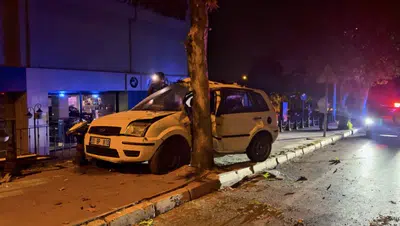 Denizli'de korkunç kaza: Ağaca çarpan otomobil hurdaya döndü