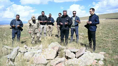 Yaylada sürpriz ziyaret: Vali Baruş göçerlerin sofrasına konuk oldu