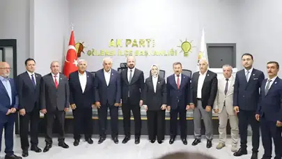 6 üye, partilerinden ayrılarak düzenlenen törenle AK Parti saflarına geçti