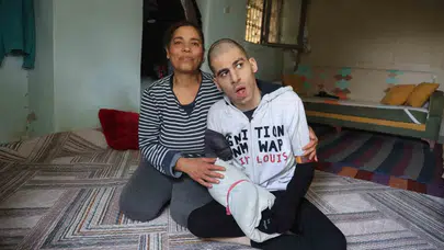 Genç yaşta dul kaldı, hayatını engelli oğluna adadı: Bir an bile yanından ayrılamıyor